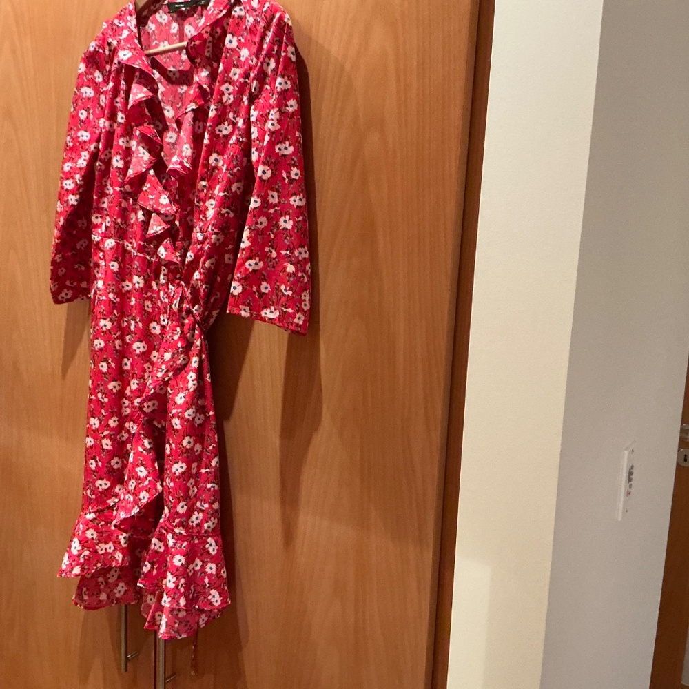 Veto Moda Molly 3/4 sleeve wrap dress in red with floral pattern - Picture 2 of 11